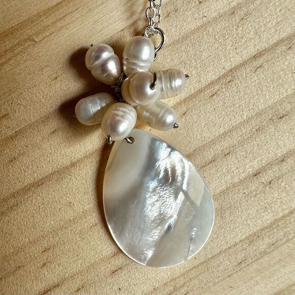 Freshwater Pearl Flower Mother of Pearl Teardrop Necklace - Picture 3 of 8